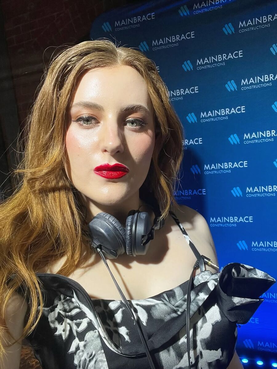 DJ - samantha
